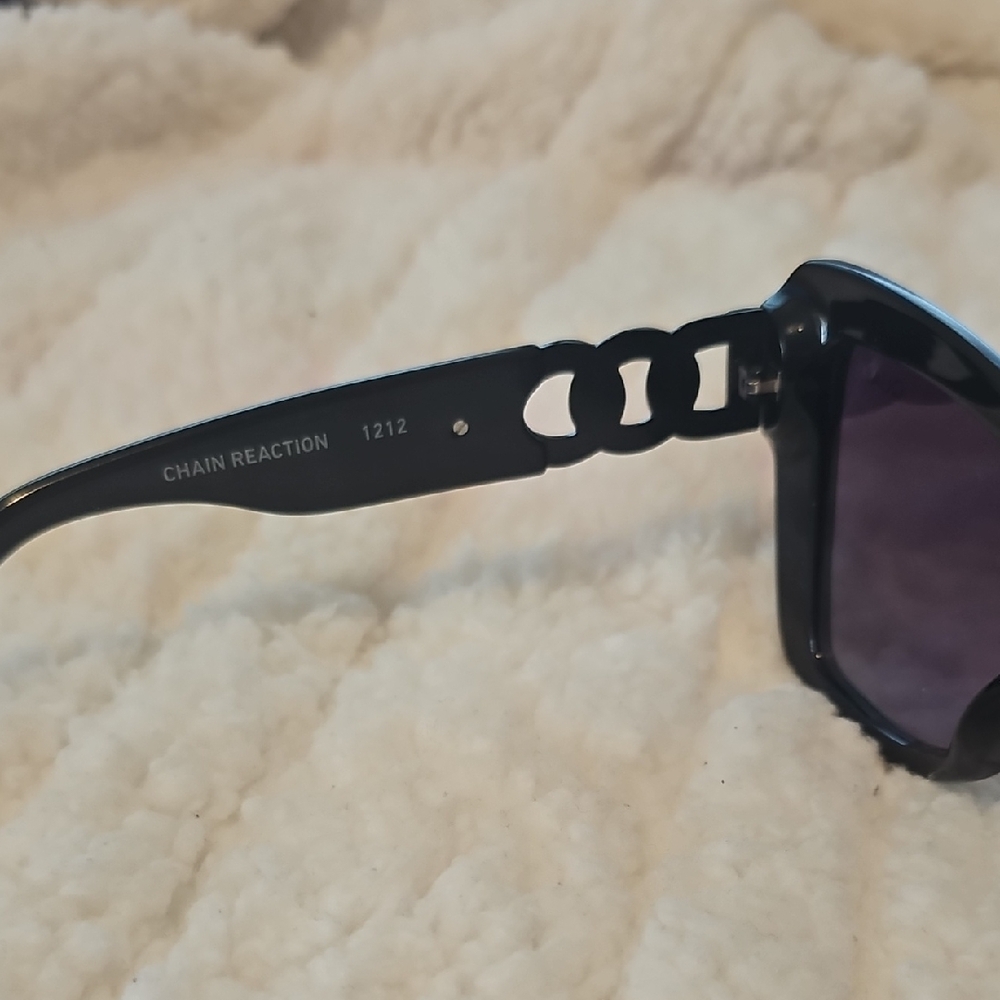 Quay Australia Chain Reaction Black Sunglasses - Picture 6 of 8